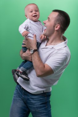 Onun bebek çocuk kucaklayan mutlu gülümseyen baba