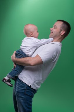 Onun bebek çocuk kucaklayan mutlu gülümseyen baba
