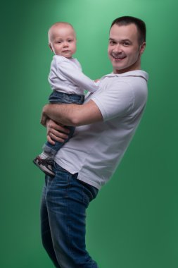 Onun bebek çocuk kucaklayan mutlu gülümseyen baba