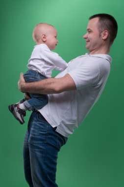 Onun bebek çocuk kucaklayan mutlu gülümseyen baba