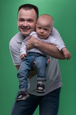 Onun bebek çocuk kucaklayan mutlu gülümseyen baba