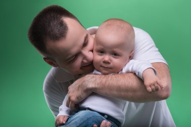Onun bebek çocuk kucaklayan mutlu gülümseyen baba