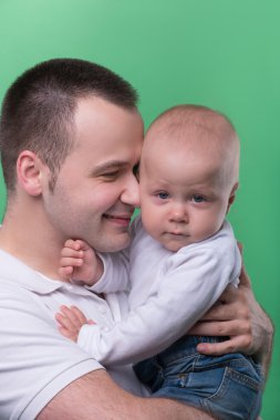 Onun bebek çocuk kucaklayan mutlu gülümseyen baba