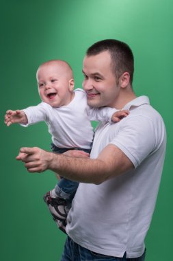 Onun bebek çocuk kucaklayan mutlu gülümseyen baba