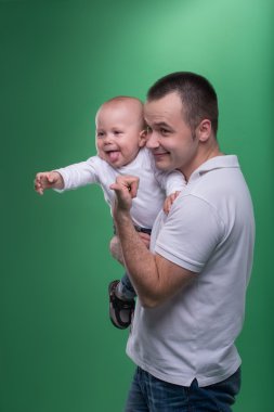 Onun bebek çocuk kucaklayan mutlu gülümseyen baba
