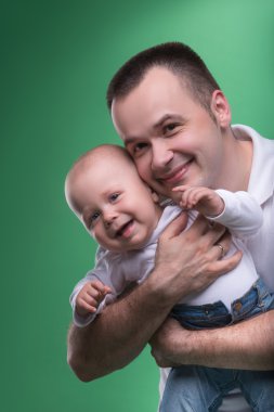 Onun bebek çocuk kucaklayan mutlu gülümseyen baba
