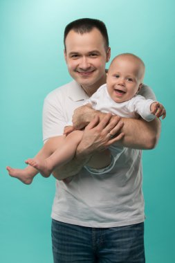 onun erkek bebek tutan baba