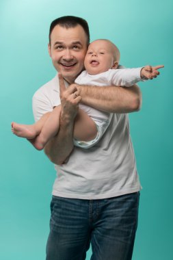 onun erkek bebek tutan baba