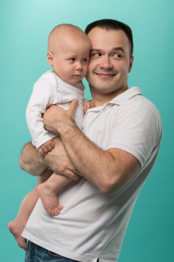 onun erkek bebek tutan baba