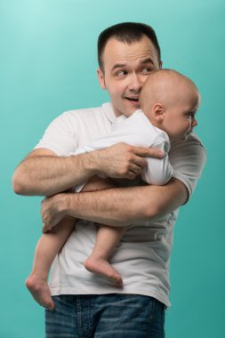 onun erkek bebek tutan baba
