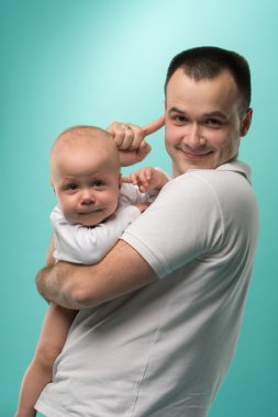 onun erkek bebek tutan baba