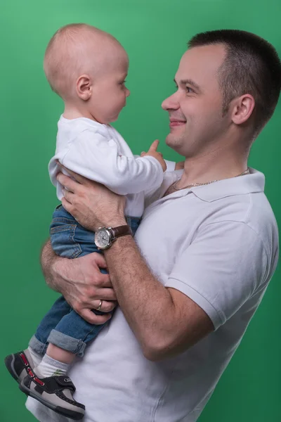 Onun bebek çocuk kucaklayan mutlu gülümseyen baba — Stok fotoğraf
