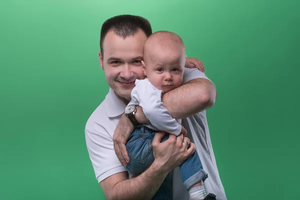 Glücklich lächelnder Vater umarmt seinen kleinen Jungen — Stockfoto