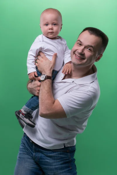 Gelukkig glimlachend vader omarmen zijn baby boy — Stockfoto