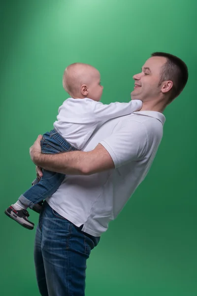 Feliz sorrindo pai abraçando seu menino — Fotografia de Stock