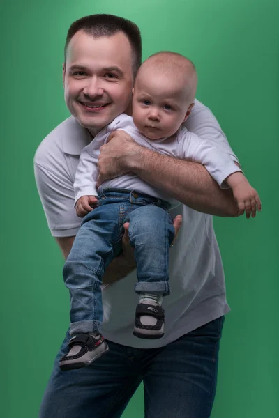 Glücklich lächelnder Vater umarmt seinen kleinen Jungen — Stockfoto