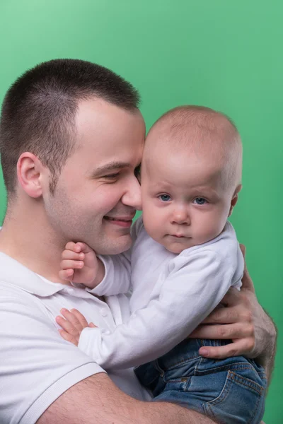 快乐微笑着拥抱他的宝贝儿子的父亲 — 图库照片