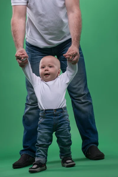 Malé baby boy první kroky — Stock fotografie