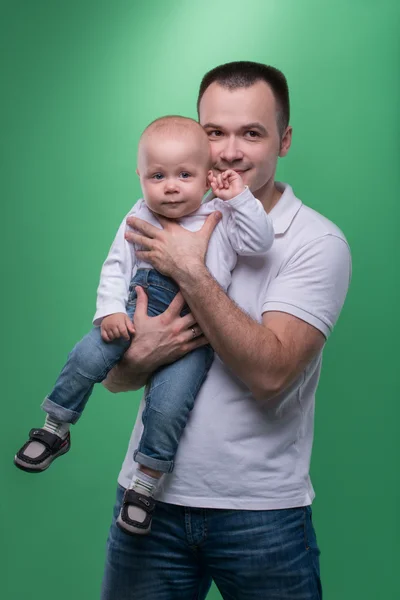 Szczęśliwy uśmiechający się ojca obejmując jego chłopca — Zdjęcie stockowe