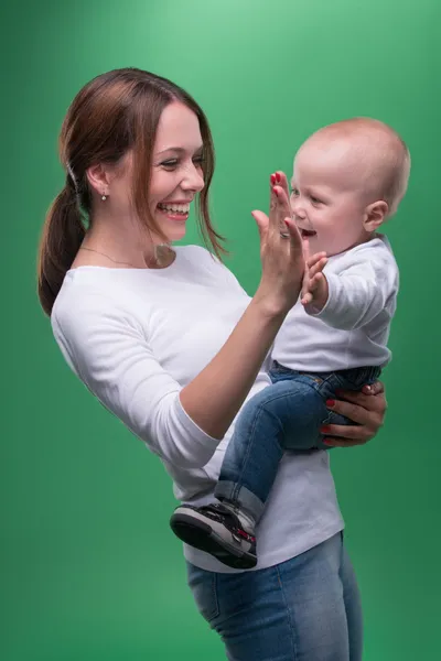 Junge Mutter und ihr kleiner Sohn zeigen auf etwas — Stockfoto