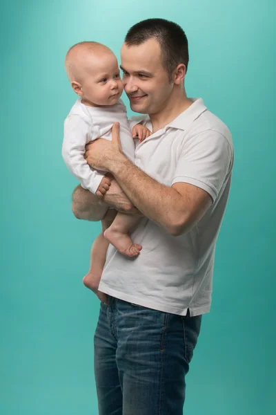 Vader houden zijn baby boy — Stockfoto