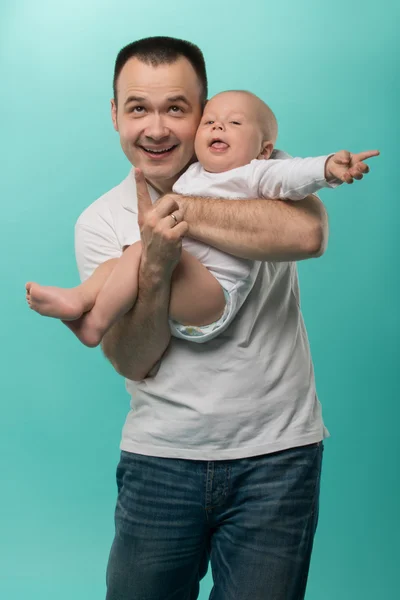 Vater hält seinen kleinen Jungen — Stockfoto