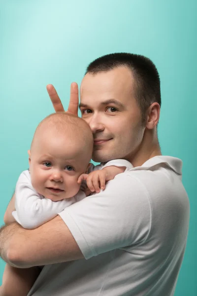 Vader houden zijn baby boy — Stockfoto