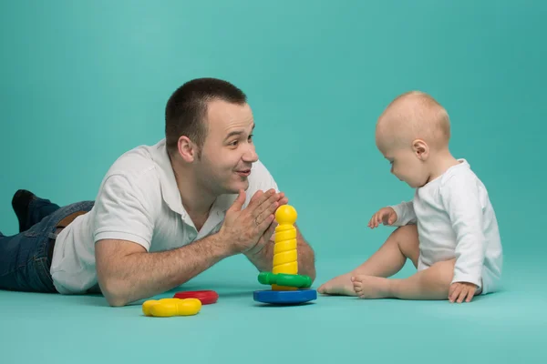 Vader spelen met zoon — Stockfoto