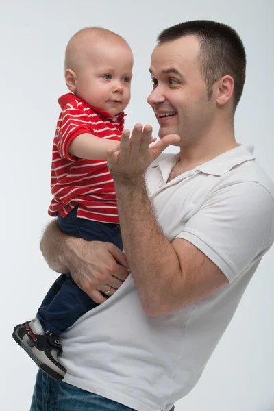 父亲抱着他的儿子，可爱的小宝贝男孩 — 图库照片