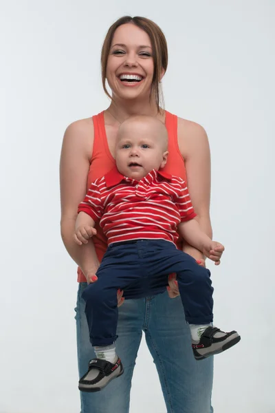 Mladá maminka a její syn batole zábava — Stock fotografie