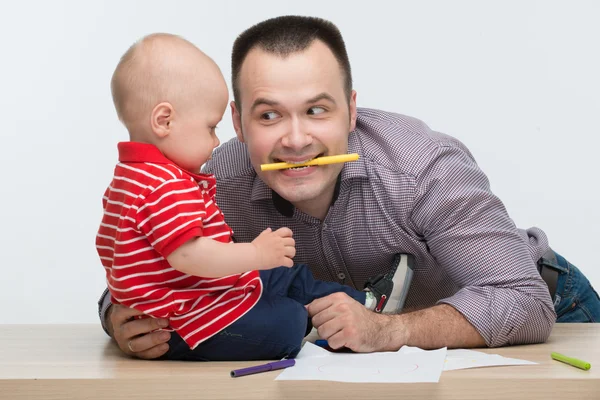 Father and toddler son drawing — Stock Photo, Image