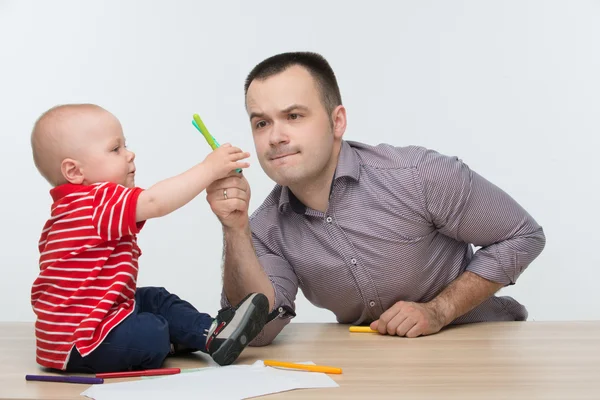 Father and toddler son drawing — Stock Photo, Image