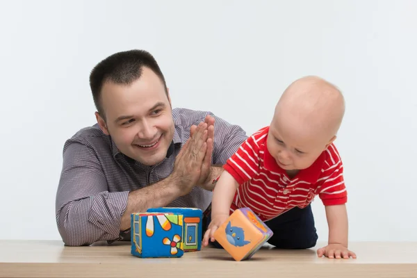 Otec hrál s jeho syn batole — Stock fotografie