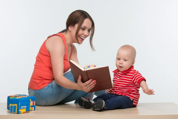 Madre y su lindo niño leyendo un libro — Foto de Stock