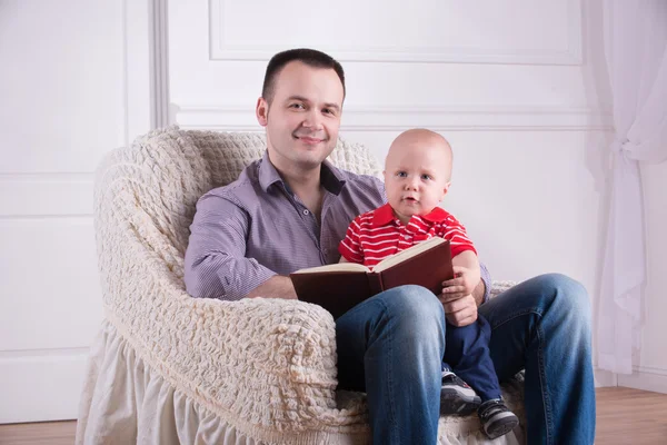 Padre e hijo pequeño leyendo un libro — Foto de Stock