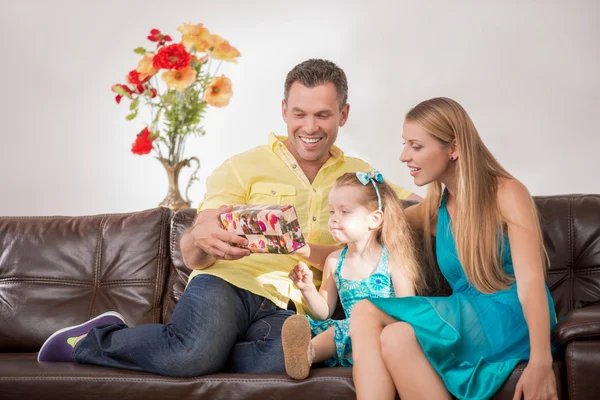 Família feliz se divertindo e dando presentes — Fotografia de Stock