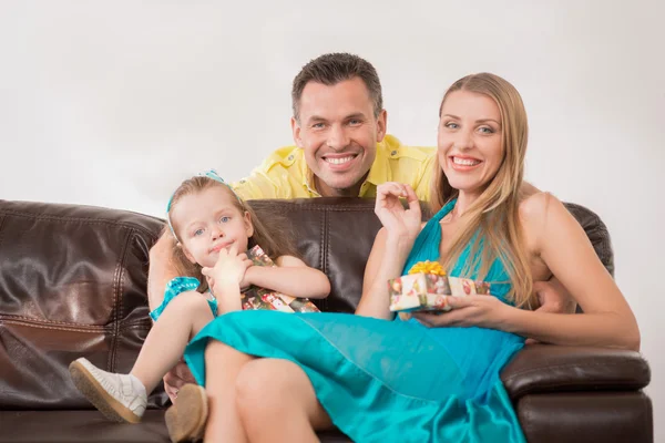 Glückliche Familie, die Spaß hat und Geschenke verteilt — Stockfoto