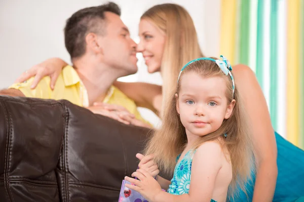 Petite fille mignonne s'amuser avec les parents — Photo