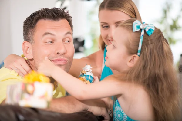 Carino bambina divertirsi con i genitori — Foto Stock