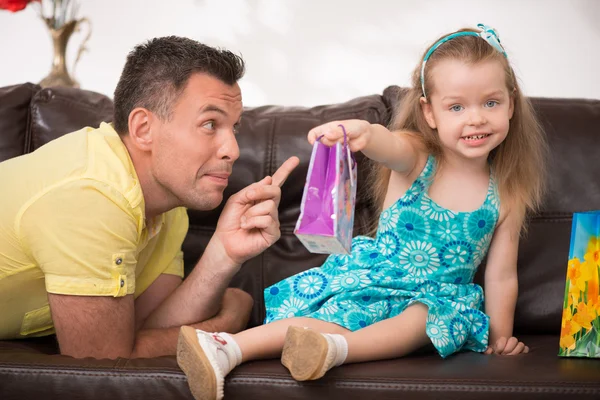 Schattig klein meisje met plezier met presenteert — Stockfoto