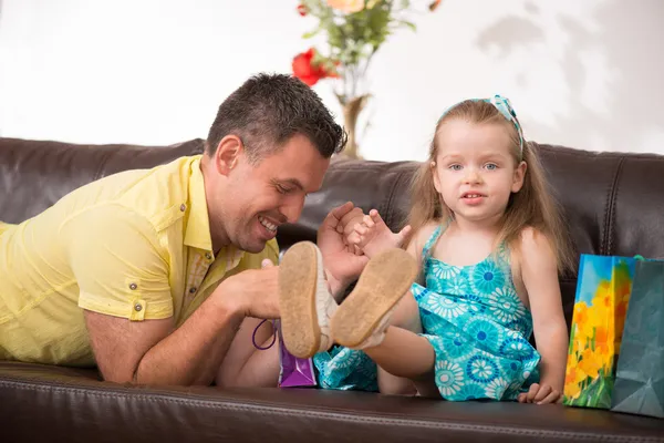 Schattig klein meisje met plezier met presenteert — Stockfoto