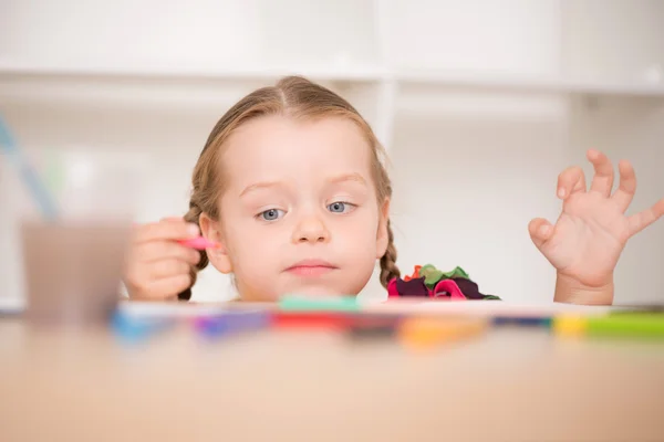 Linda niña pintando — Foto de Stock