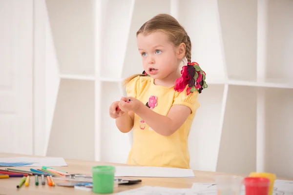 Cute little girl painting — Stock Photo, Image