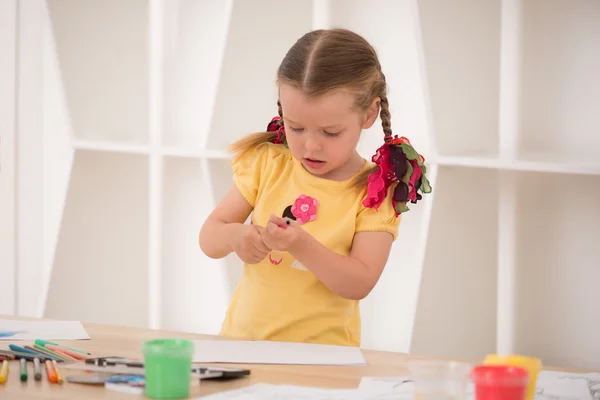 Cute little girl painting — Stock Photo, Image