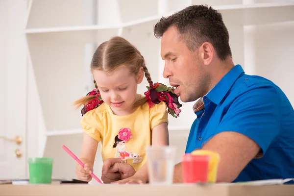 Linda niña y su padre pintando juntos — Foto de Stock