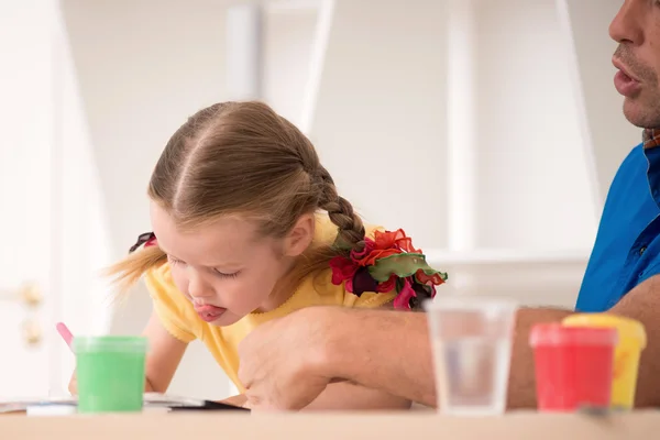 Linda niña y su padre pintando juntos —  Fotos de Stock