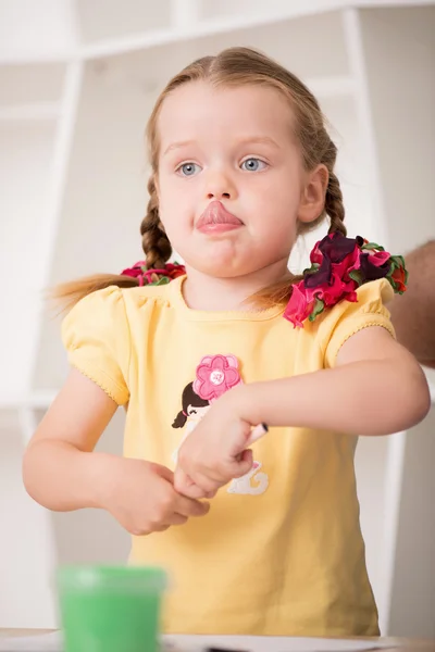 Linda niña pintando — Foto de Stock