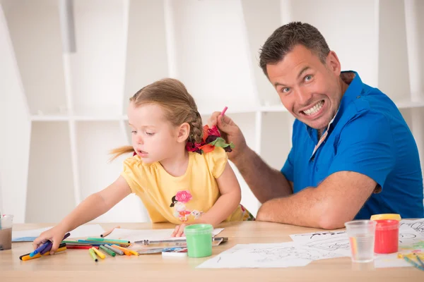 Linda niña y su padre pintando juntos — Foto de Stock