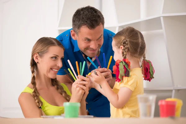 Lovely happy family drawing and painting at home together — Stock Photo, Image