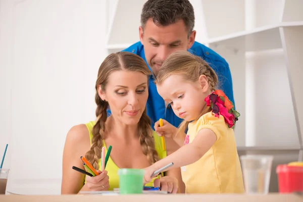 Krásné šťastné rodiny kresba a malba doma společně — Stock fotografie